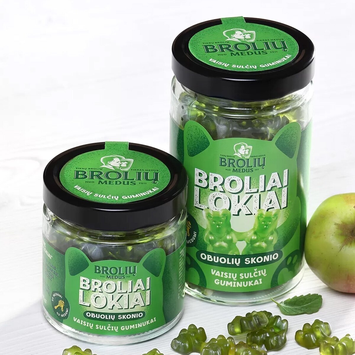 Obuolių skonio guminukai Brolių medus Broliai lokiai stiklainėlyje, 500 g Obuolių skonio guminukai Brolių medus Broliai lokiai stiklainėlyje, 500 g