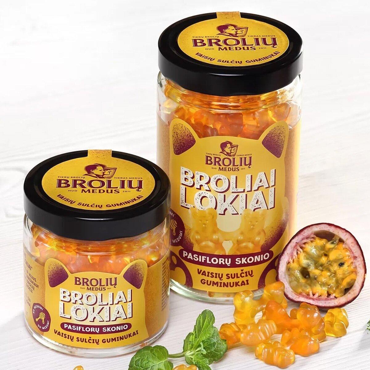 Pasiflorų skonio guminukai Brolių medus Broliai lokiai stiklainėlyje, 500 g Pasiflorų skonio guminukai Brolių medus Broliai lokiai stiklainėlyje, 500 g